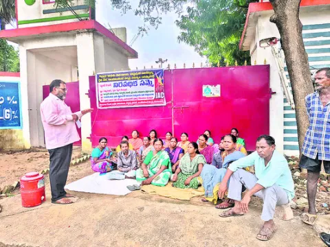 డైలీ వేజ్‌ వర్కర్ల  సమస్యలు పరిష్కరించాలి
