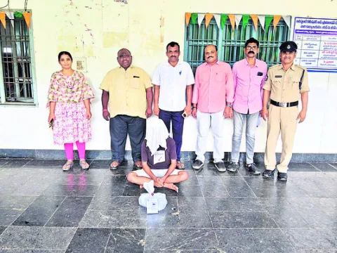 గంజాయి విక్రయాలపై దాడులు 