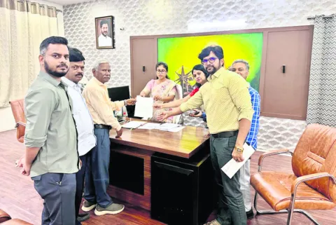 బ్లాక్‌మెయిల్‌కు పాల్పడుతున్న వారిపై చర్య తీసుకోవాలి
