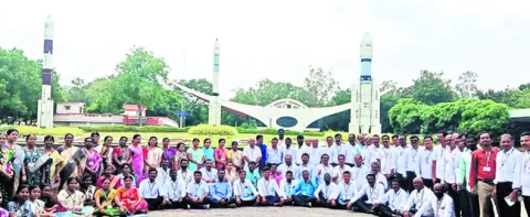 ఇస్రోను సందర్శించిన ఉపాధ్యాయులు 