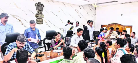త్వరితగతిన వినతుల పరిష్కారం