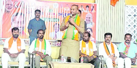 సేవాభావంతో మెలగాలి
