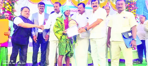నలుగురు పట్టు రైతులకు అవార్డులు