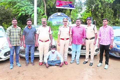 కార్లు అద్దెకు తీసుకుని..