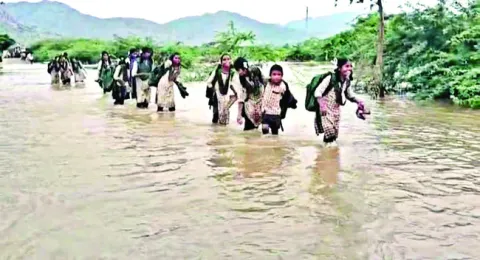ప్రమాదకరం.. విద్యార్థుల ప్రయాణం 