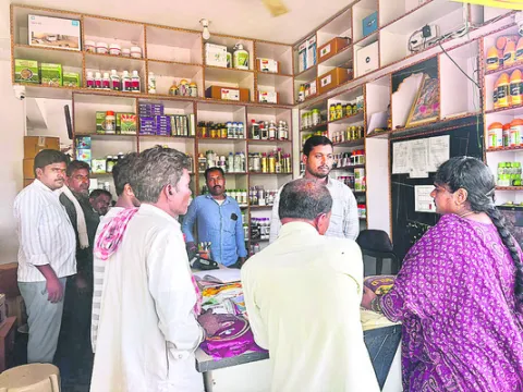 యూరియా దందా.. రైతన్న బెంగ 