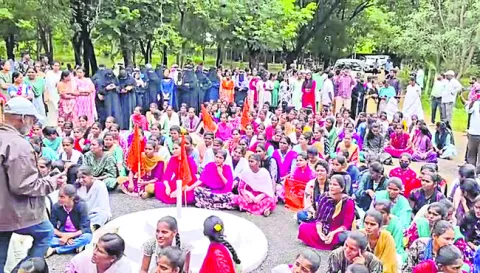 రోడ్డెక్కిన విద్యార్థులు 