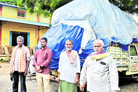 పొగాకు కేంద్రంలో రైతులకు తప్పని కష్టాలు