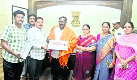 బదిలీ కలెక్టర్‌కు సన్మానం 