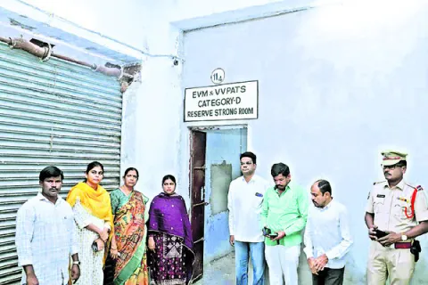 ఈవీఎం గోదాంలను పరిశీలించిన కలెక్టర్‌