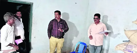 రేషన్‌ షాప్‌ల్లో  డీఎస్‌ఓ తనిఖీ