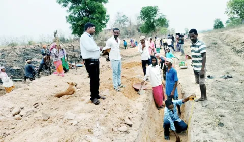 ఉపాధి ఉద్యోగులకు వేతన వెతలు 