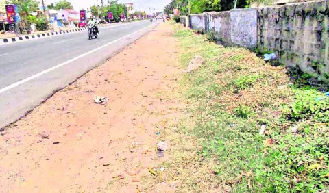 ఖాళీ స్థలం.. ట్రాఫిక్‌ అస్తవ్యస్తం
