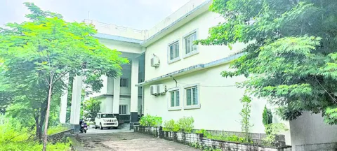 పెన్‌గంగ భవన్‌కు కలెక్టరేట్‌..? 
