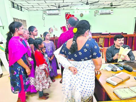 లోక్‌ అదాలత్‌లో 377 కేసుల పరిష్కారం
