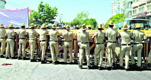 డ్రగ్స్‌ వ్యాపారానికి ఖాకీల సహకారం