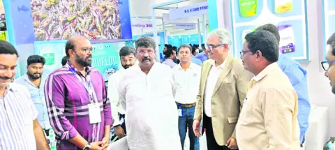 నూతన పద్ధతులతో ఆక్వా రంగ అభివృద్ధి 