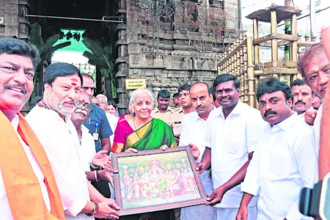 అమ్మవారి సేవలో కేంద్ర మంత్రి 

