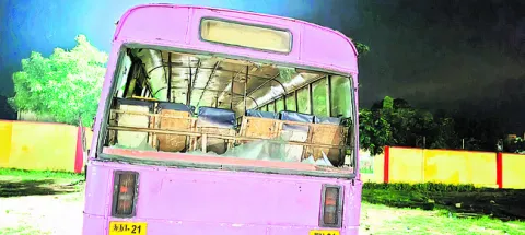 ప్రభుత్వ బస్సు అద్దాలు ధ్వంసం