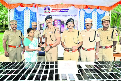 చోరీ సెల్‌ఫోన్‌లు కొనుగోలు చేస్తే కఠిన చర్యలు