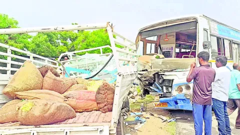 లగేజీ వ్యాన్‌ను ఢీకొన్న ప్రభుత్వ బస్సు