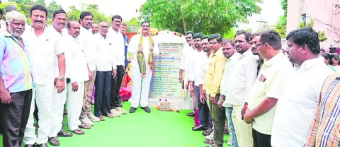 రాజకీయాలకు అతీతంగా అభివృద్ధి 