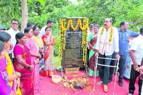 విద్య, వైద్యానికి ప్రాధాన్యం