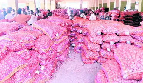 ఉల్లి గడ్డలతో నిండిపోయిన మార్కెట్‌ 