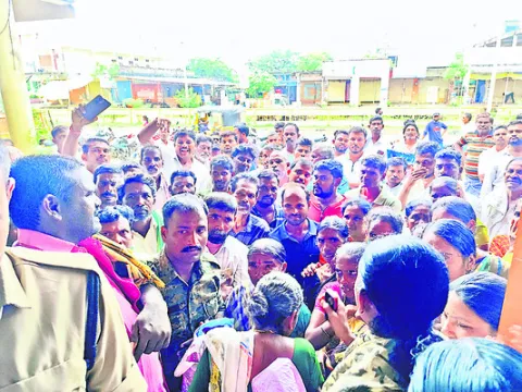 యూరియా కోసం ఆందోళన