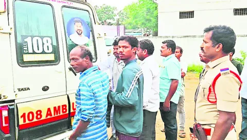 ప్రాణాల మీదకు వస్తున్న యూరియా కొరత