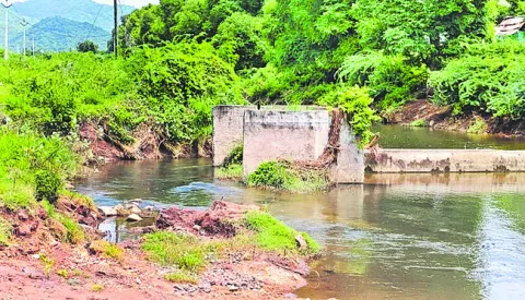 మూడు చెక్‌డ్యామ్‌లకు గండ్లు 
