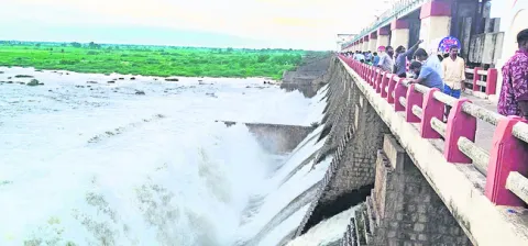 మూసీ ప్రాజెక్టు తొమ్మిది గేట్లు ఎత్తివేత
