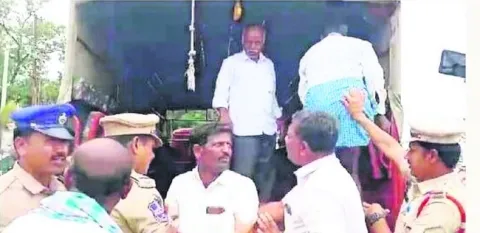 క్యాంపు కార్యాలయం ముట్టడి.. నిర్వాసితుల అరెస్టు