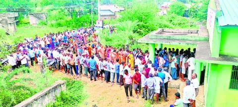 యూరియా కోసం బారులుదీరిన రైతులు 