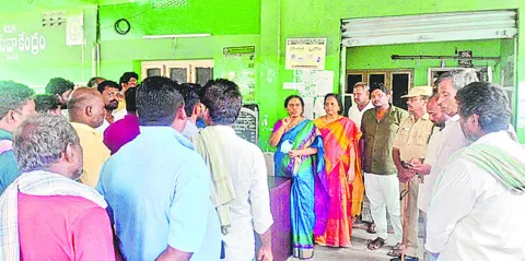 పోరంకిలో అరకొరగా యూరియా పంపిణీ  