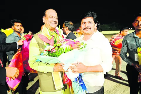 లోకసభ స్పీకర్‌కు ఘన స్వాగతం 