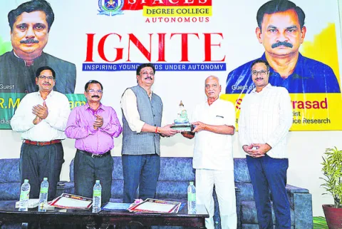 జ్ఞాన సముపార్జనపై దృష్టి సారించాలి