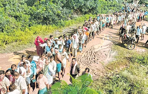 Farmers are forced to fight for urea