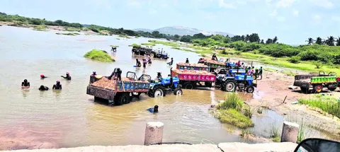‘వేదావతి’లో ఇసుకాసురులు!