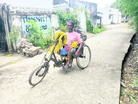 వైకల్యాన్ని జయించి.. స్వయం ఉపాధి ఎంచుకుని ..