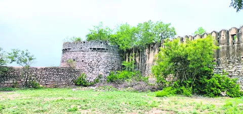 రాతి గోడలతో రాజకోట