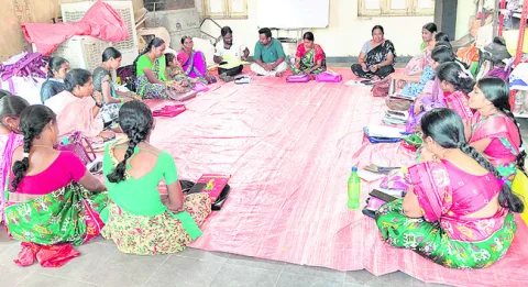అవగాహన లేక.. సాయం అందక 