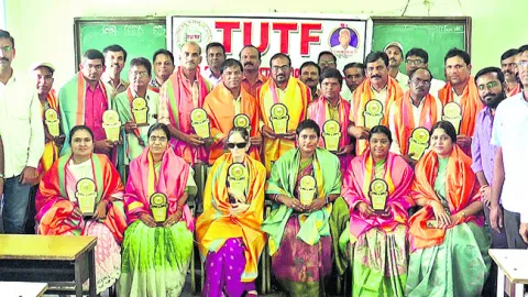 టీచర్లకు టెట్‌ మినహాయింపు ఇవ్వాలి