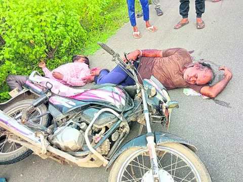 రెండు బైక్‌లు ఢీకొని ఒకరు మృతి