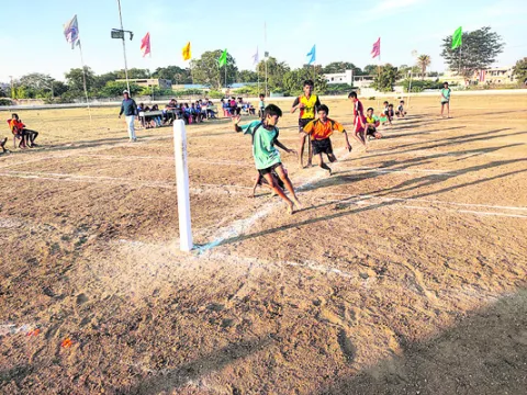 క్రీడలకు దూరంగా..!