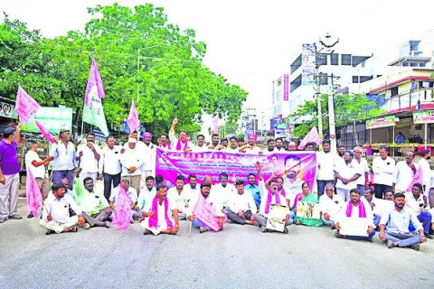 రోడ్లకు మరమ్మతులు చేయించండి