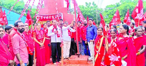 పోరాట చరిత్రను పాఠ్యాంశాల్లో చేర్చాలి