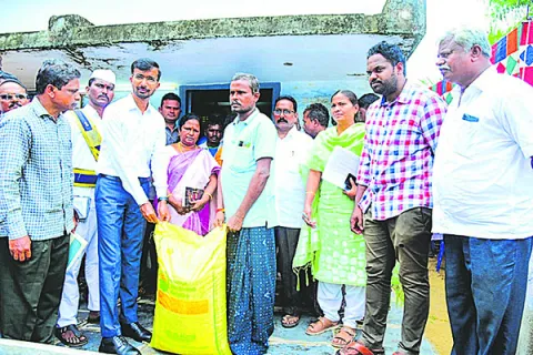 రైతులందరికీ యూరియా 