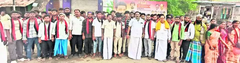 డీఎంకేలో చేరిన యువత 