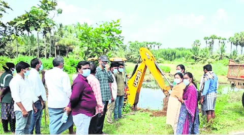 బహిరంగ ప్రదేశాల్లో కోళ్ల కళేబరాలు పడేస్తే కఠిన చర్యలు 